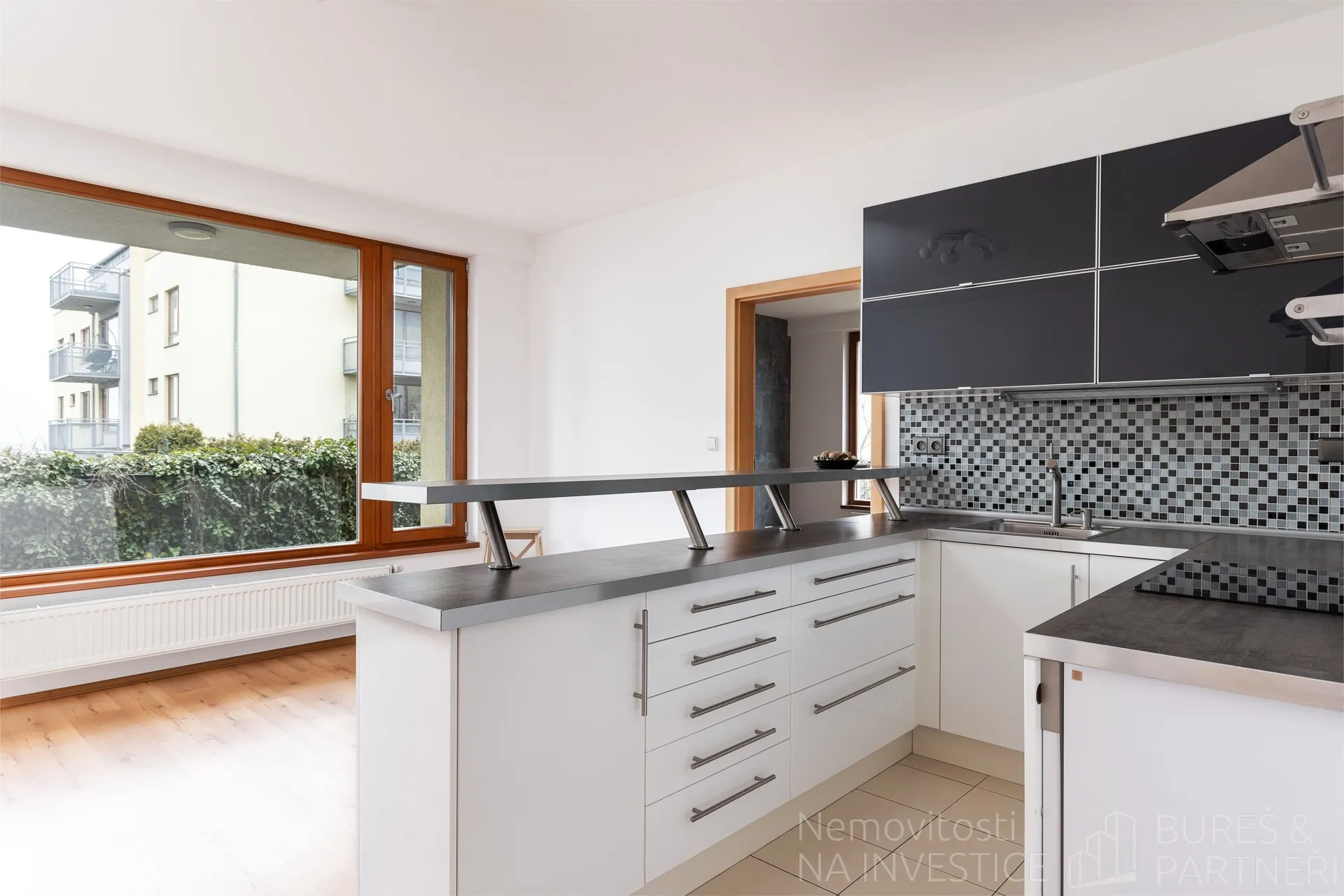 Pronájem byty 2+kk se zahrádkou a garážovým stáním, 54 m2 - Vřesovická, Praha 5 - Zličín